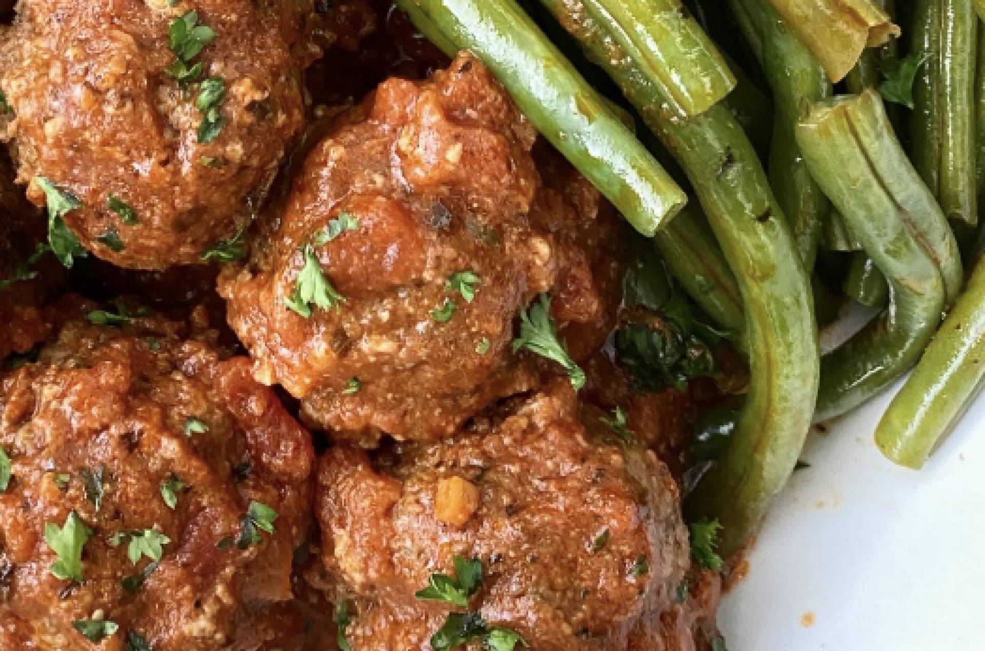 (GF/DF/LC) Grass Fed Meatballs over Green Beans w/ Marinara, Basil